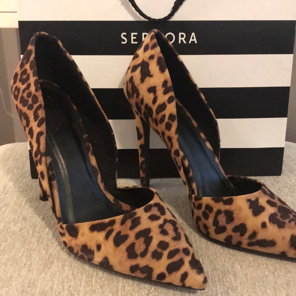 Leopard pumps